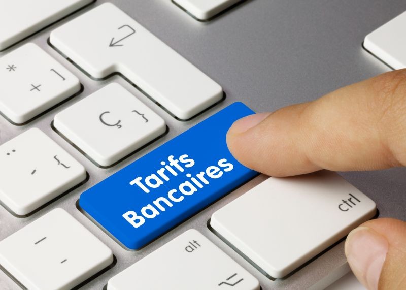 clavier d'ordinateur doigt touche avec écrit tarifs bancaires