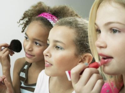 Test maquillage pour enfants : le plus tard possible, le moins possible