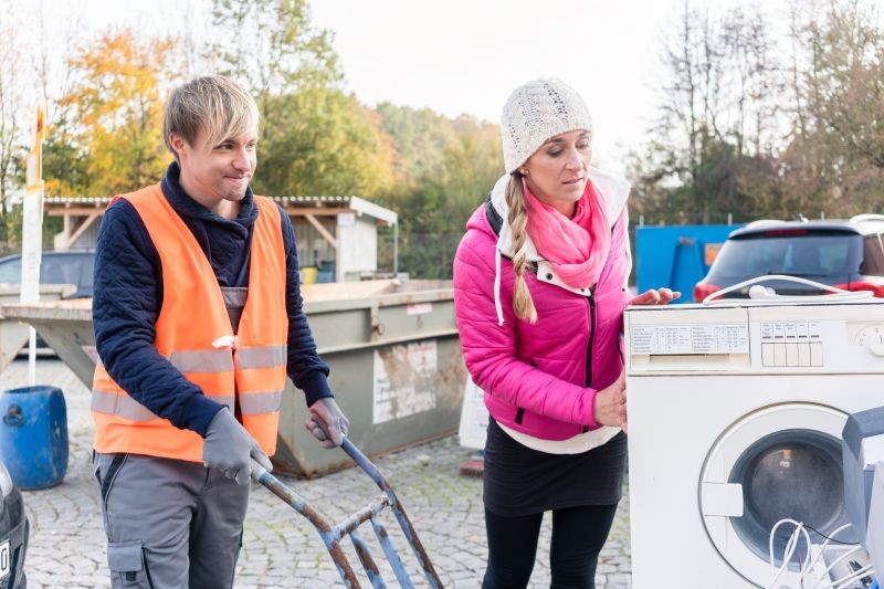 homme et femme machine à laver dans un chariot