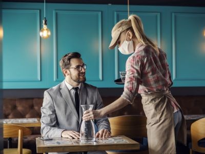 Droit à l'eau potable gratuite dans les établissements de restauration et débits de boisson : un défaut d'information