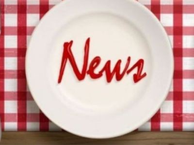 assiette avec le mot news fourchette couteau sur une nappe à crreaux