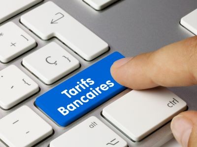 clavier d'ordinateur doigt touche avec écrit tarifs bancaires