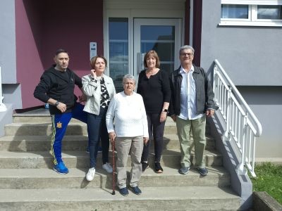 hommes et femmes sur un escalier