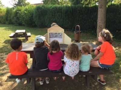 Sages comme des images dans un parc de jeu à Marly