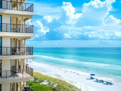 immeuble avec balcons face à la plage et à l'océan