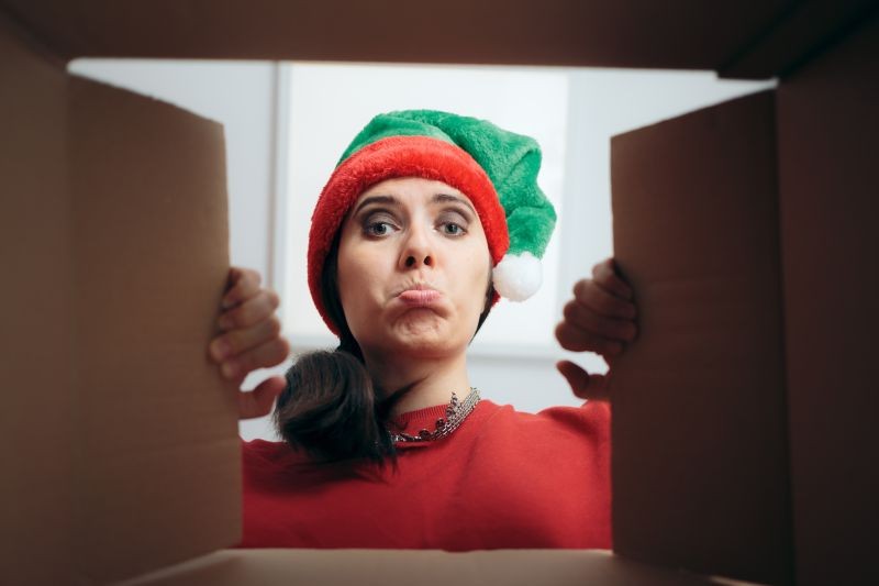 femme portant  un bonnet regardant dans un carton