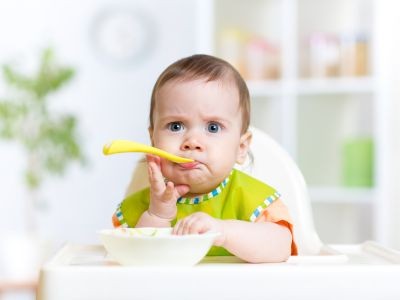 bébé cuillère dans la bouche assiette chaise haute