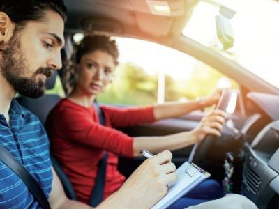 Tarifs des auto-écoles : un affichage incomplet, un coût du permis hétérogène