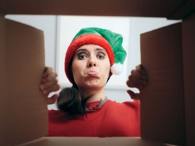 femme portant  un bonnet regardant dans un carton