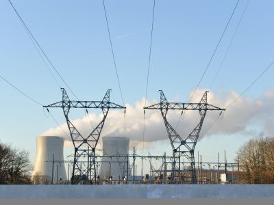 cheminées d'une centrale nucléaire et pylones électrique