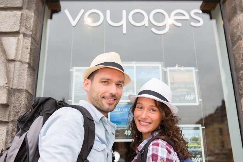 homme femme avec des chapeux devnt une vitrine