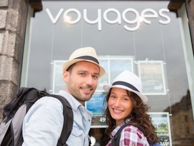 homme femme avec des chapeux devnt une vitrine