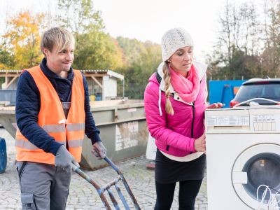 homme et femme machine à laver dans un chariot