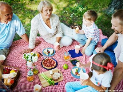 pique nique homme femmes enfants